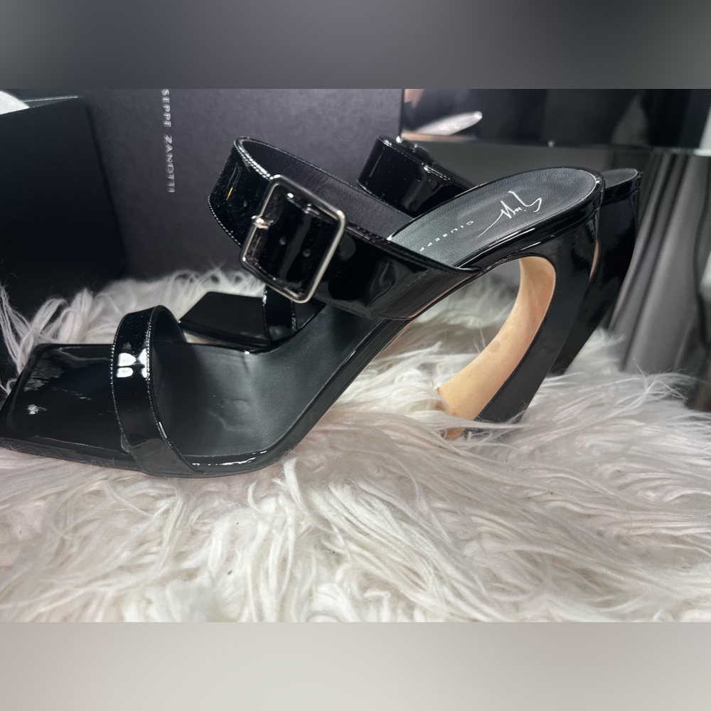 Giuseppe Zanotti
Musa buckled 105mm mules - Picture 6 of 8